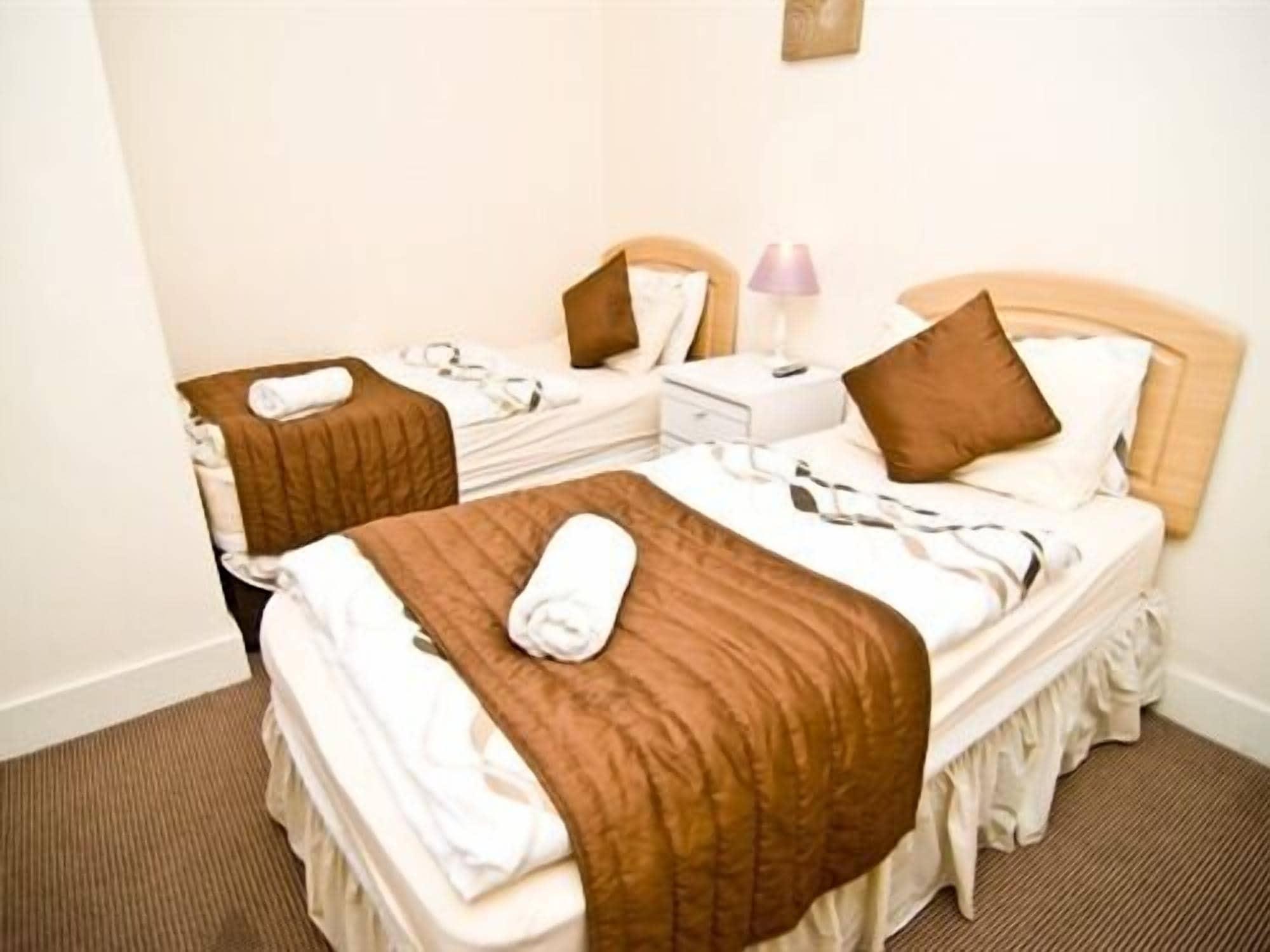 Skylark Guest House Хаунслоу Экстерьер фото