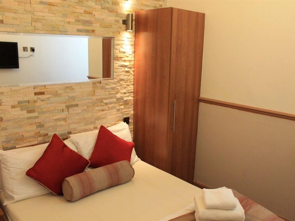 Skylark Guest House Хаунслоу Экстерьер фото