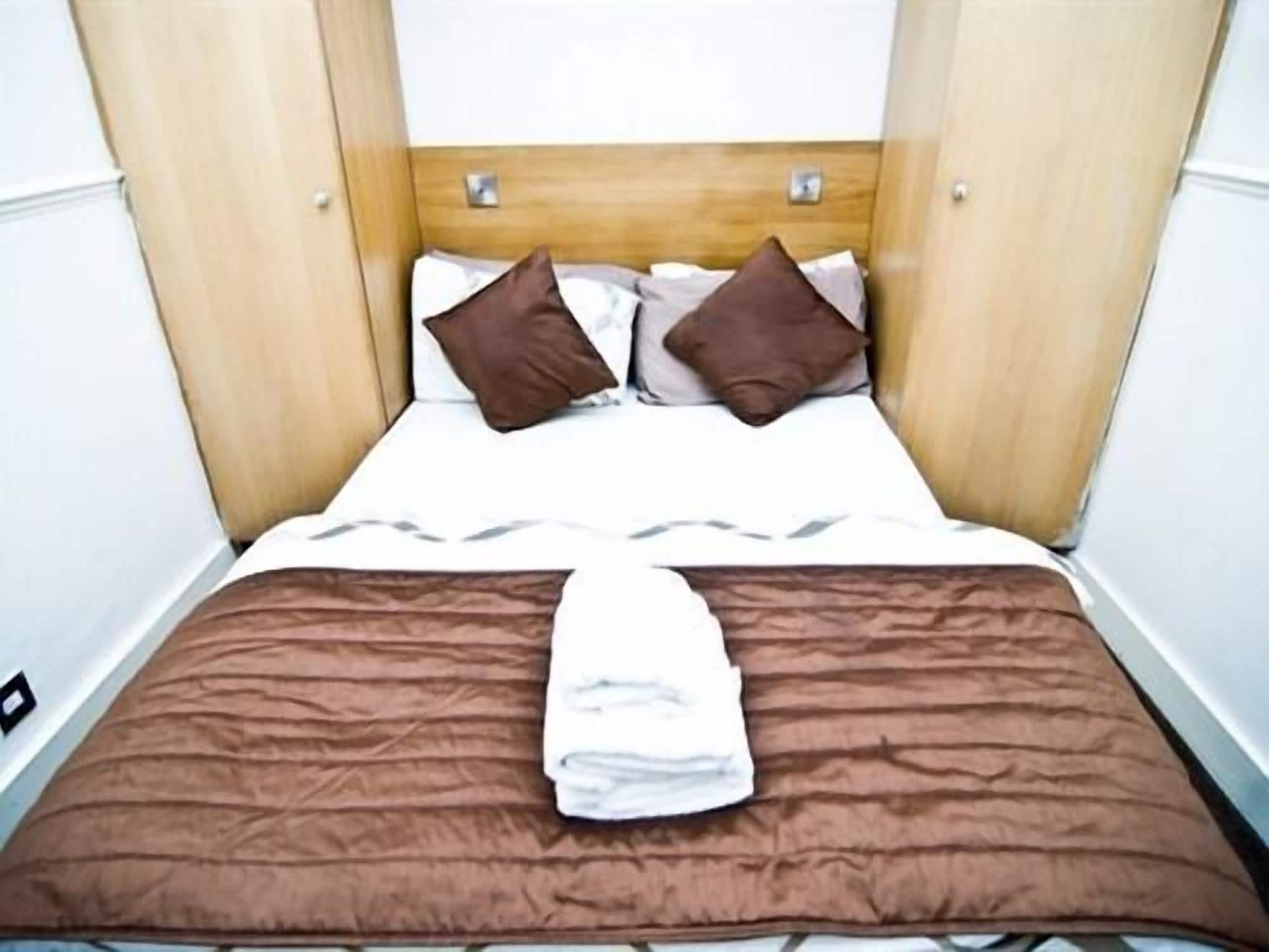 Skylark Guest House Хаунслоу Экстерьер фото