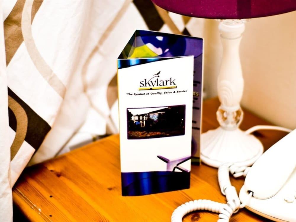 Skylark Guest House Хаунслоу Экстерьер фото