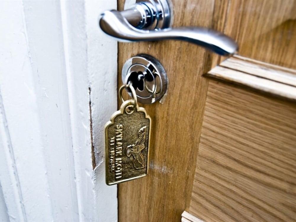 Skylark Guest House Хаунслоу Экстерьер фото