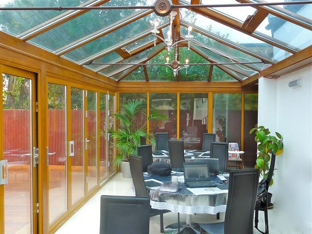 Skylark Guest House Хаунслоу Экстерьер фото