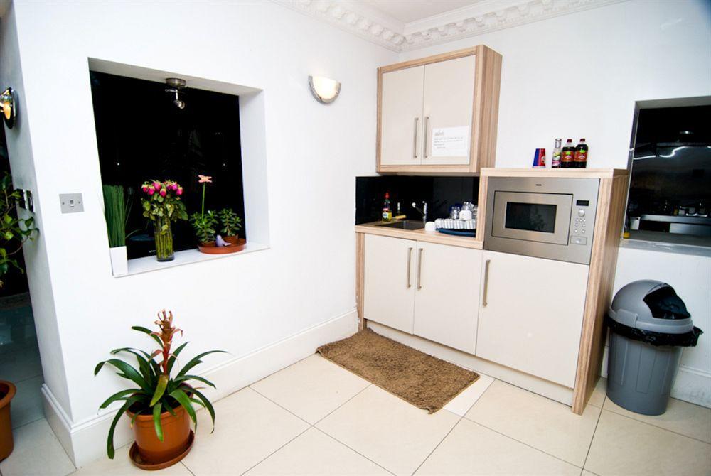 Skylark Guest House Хаунслоу Экстерьер фото