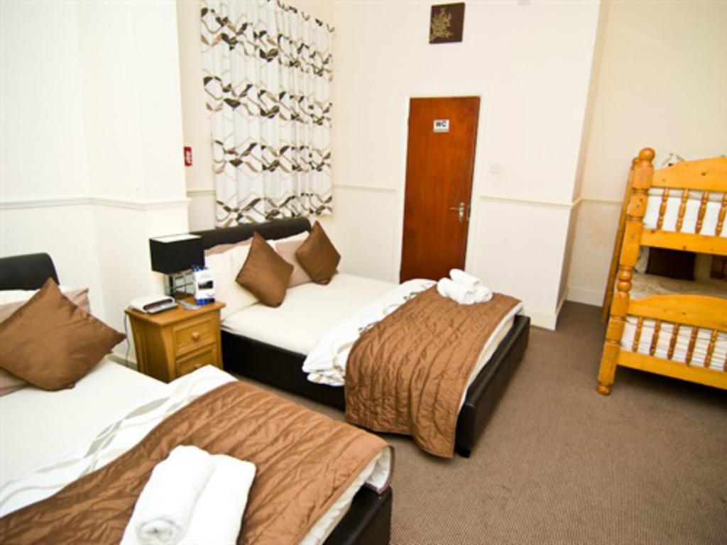 Skylark Guest House Хаунслоу Экстерьер фото