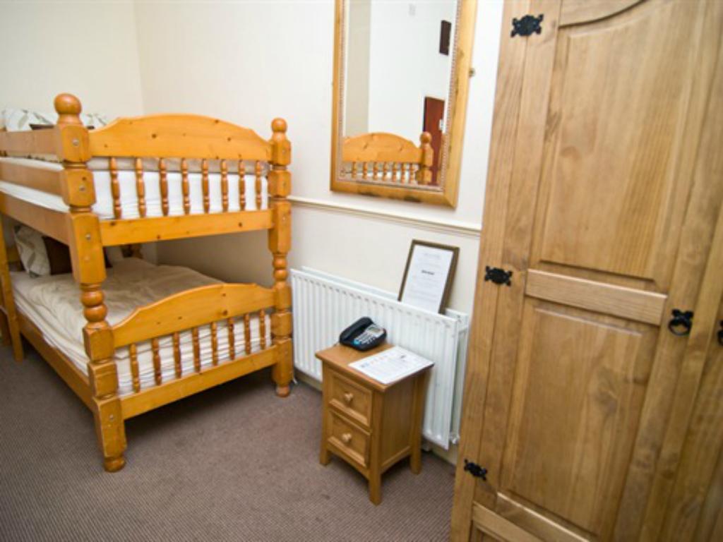 Skylark Guest House Хаунслоу Экстерьер фото