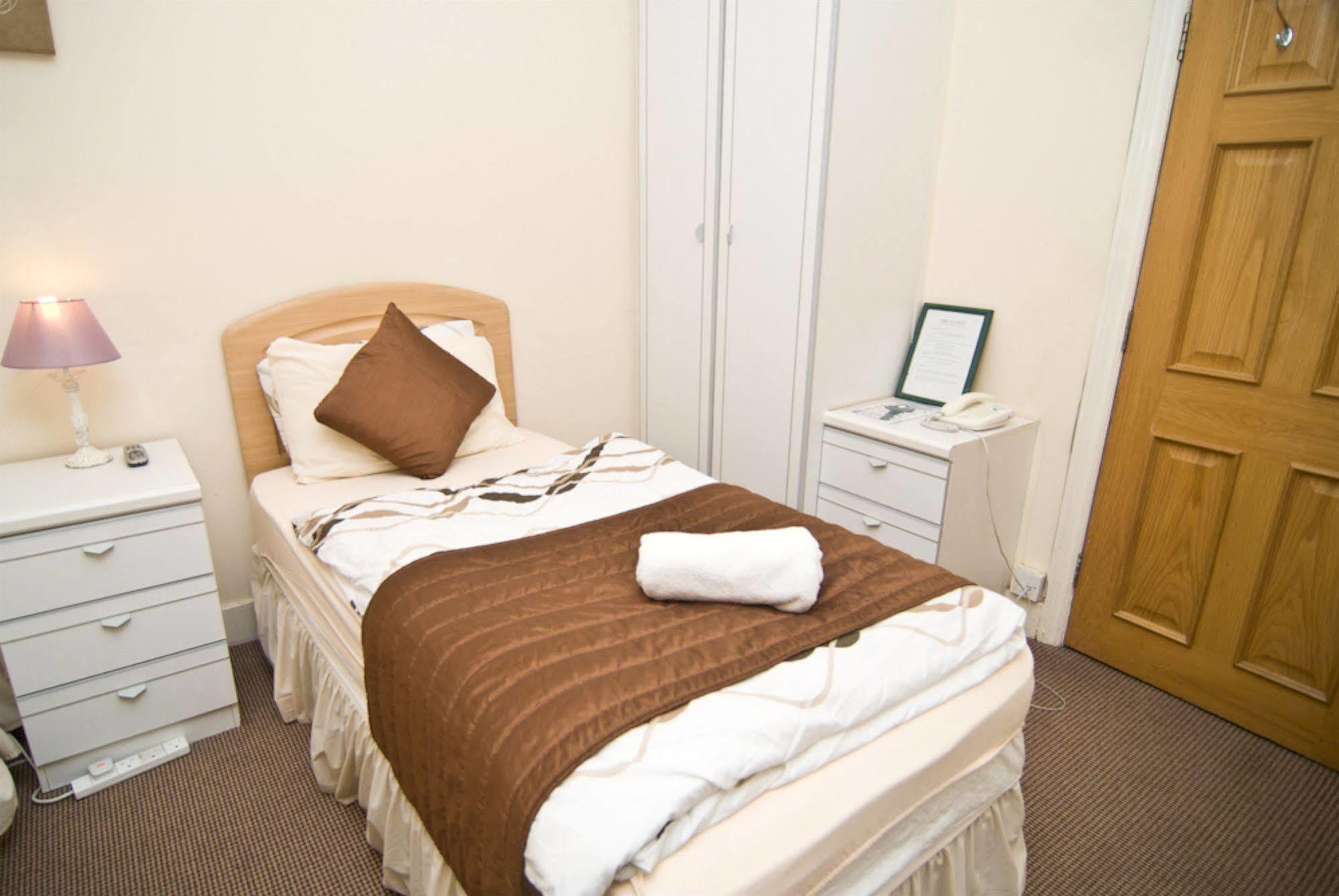 Skylark Guest House Хаунслоу Экстерьер фото
