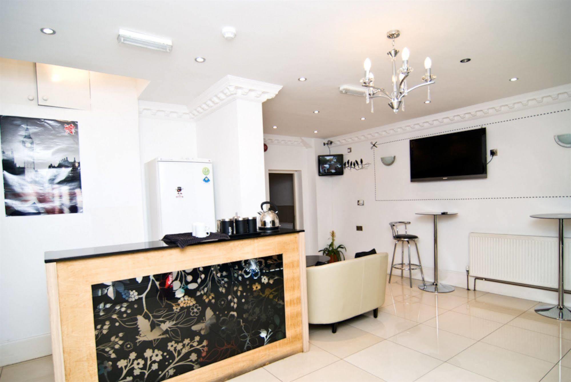 Skylark Guest House Хаунслоу Экстерьер фото