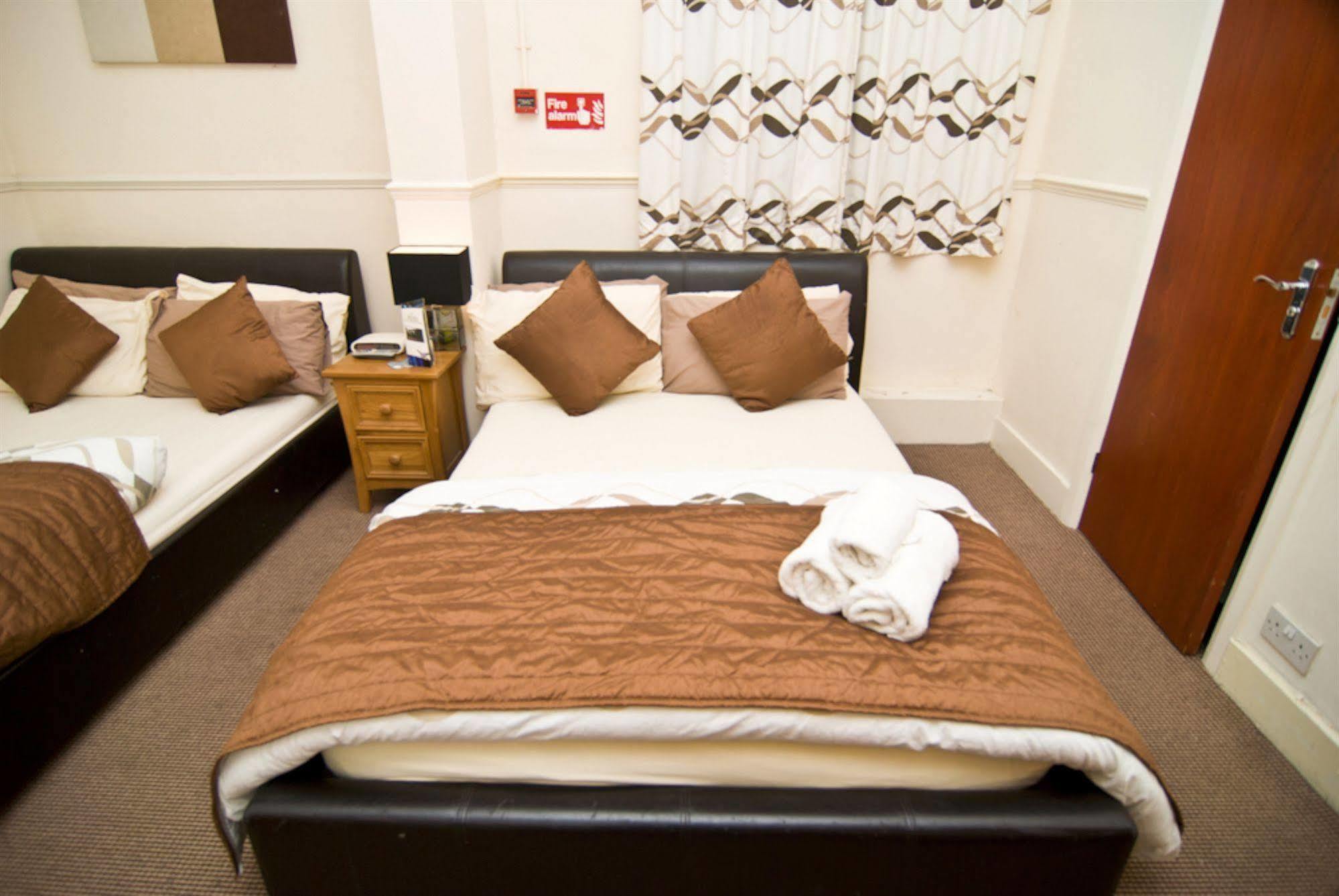 Skylark Guest House Хаунслоу Экстерьер фото