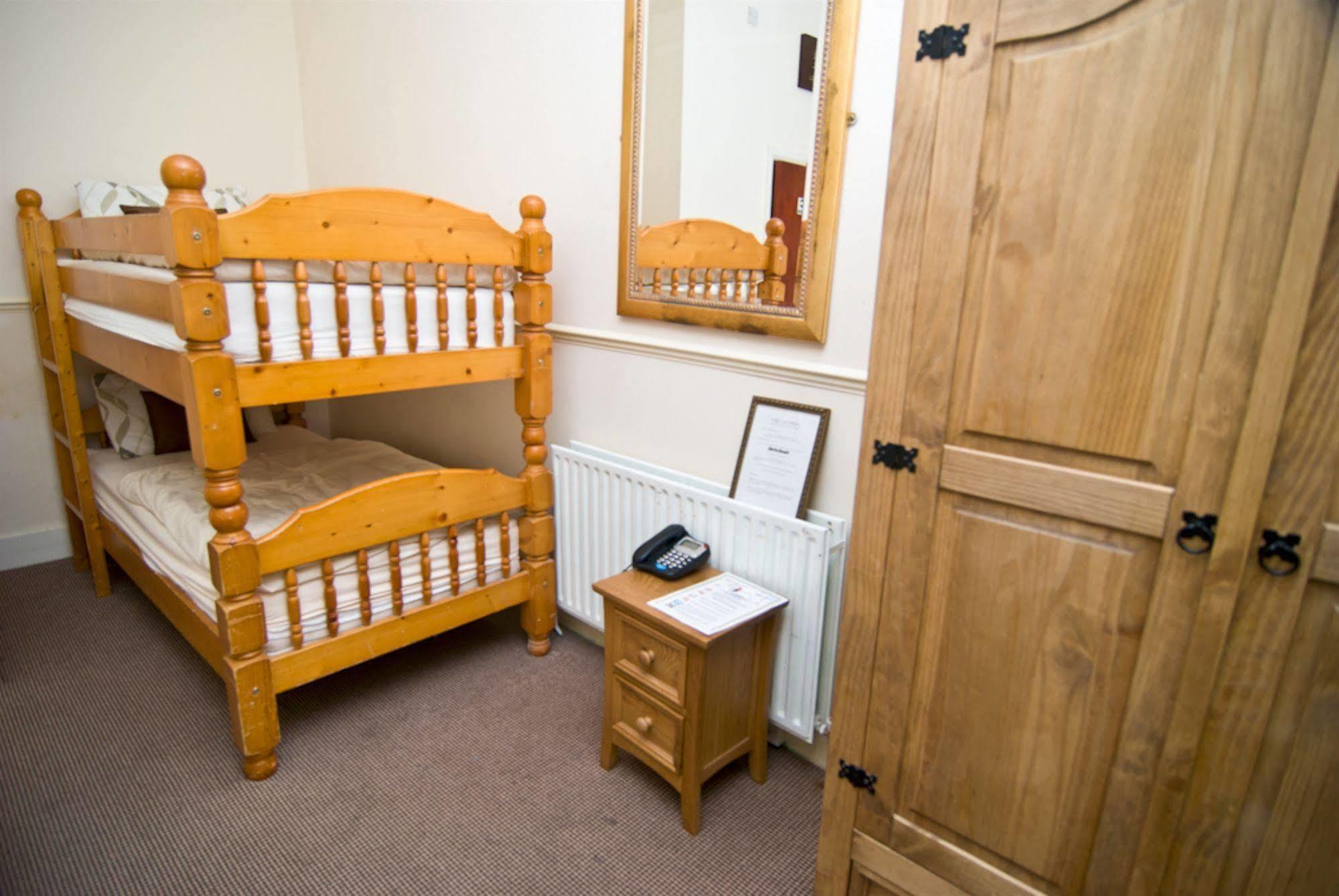 Skylark Guest House Хаунслоу Экстерьер фото