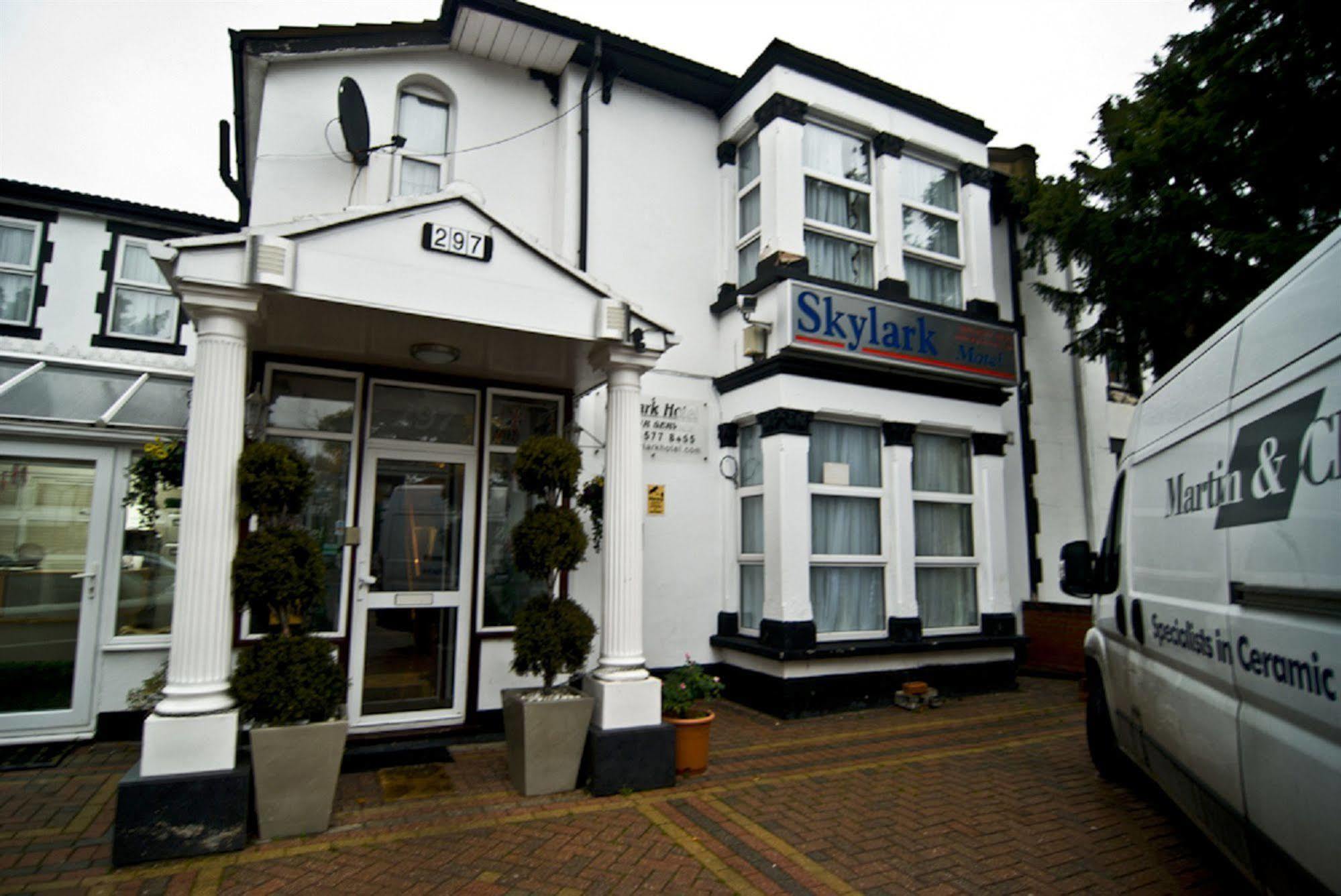 Skylark Guest House Хаунслоу Экстерьер фото
