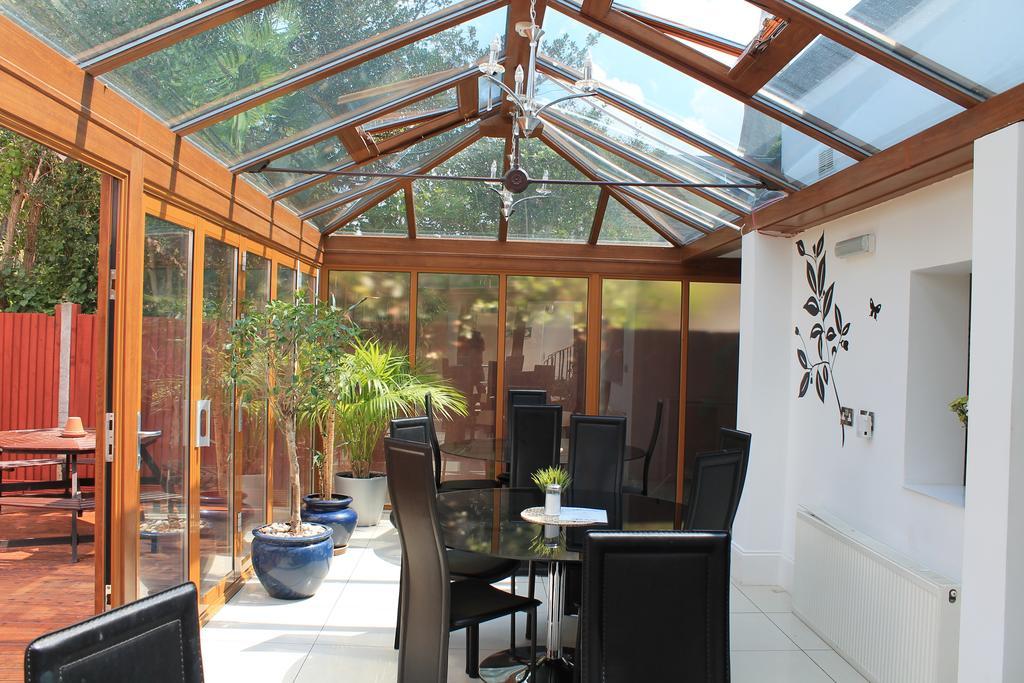 Skylark Guest House Хаунслоу Экстерьер фото