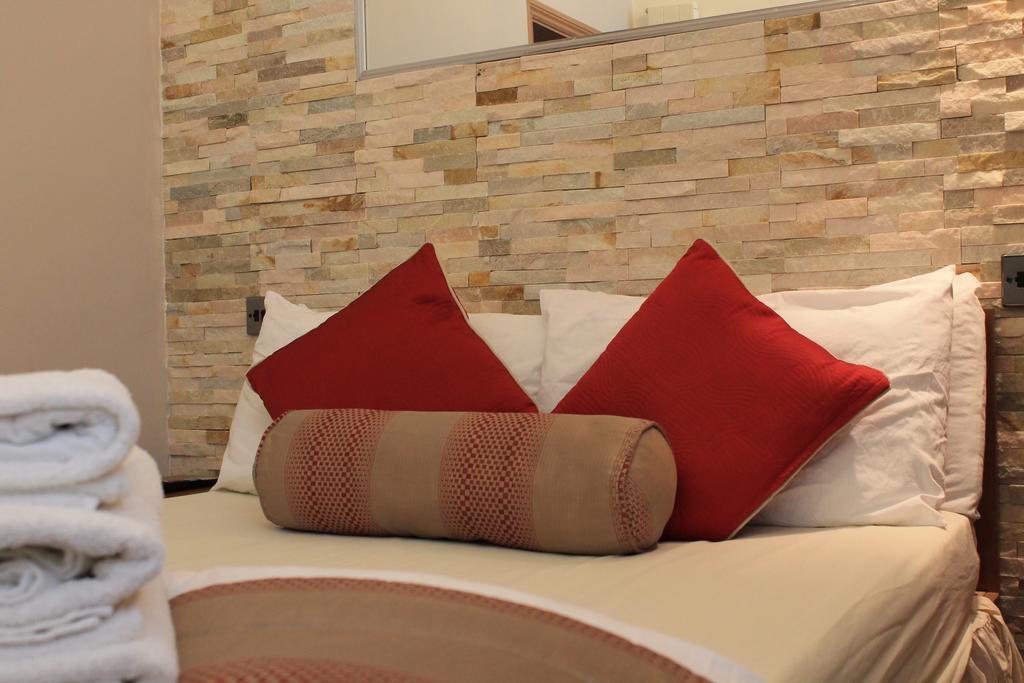 Skylark Guest House Хаунслоу Экстерьер фото